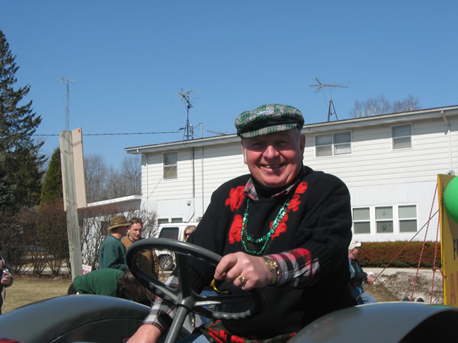 /pictures/ST Pats Float 2009 - No snow our guys keep draging/IMG_1386.jpg